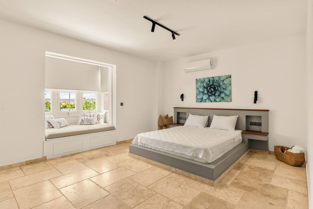 Superior Room, City View | Minibar, in-room safe, desk, laptop workspace