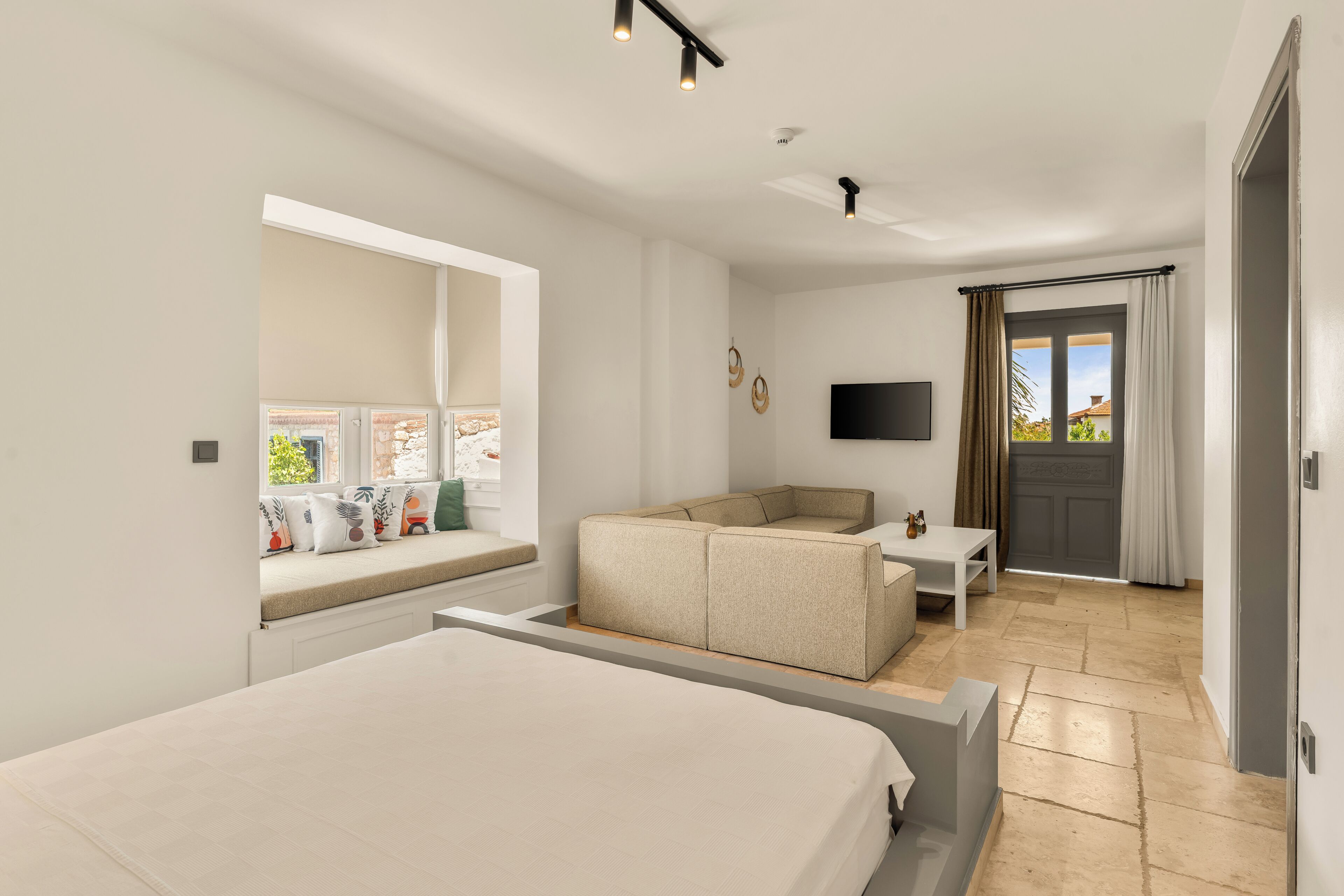 Junior Süit, Balkon, Havuz Manzaralı | Minibar, odada kasa, masa, dizüstü bilgisayar çalışma alanı 