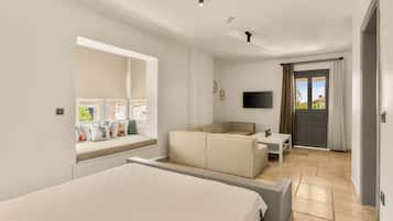 Junior Süit, Balkon, Havuz Manzaralı | Minibar, odada kasa, masa, dizüstü bilgisayar çalışma alanı