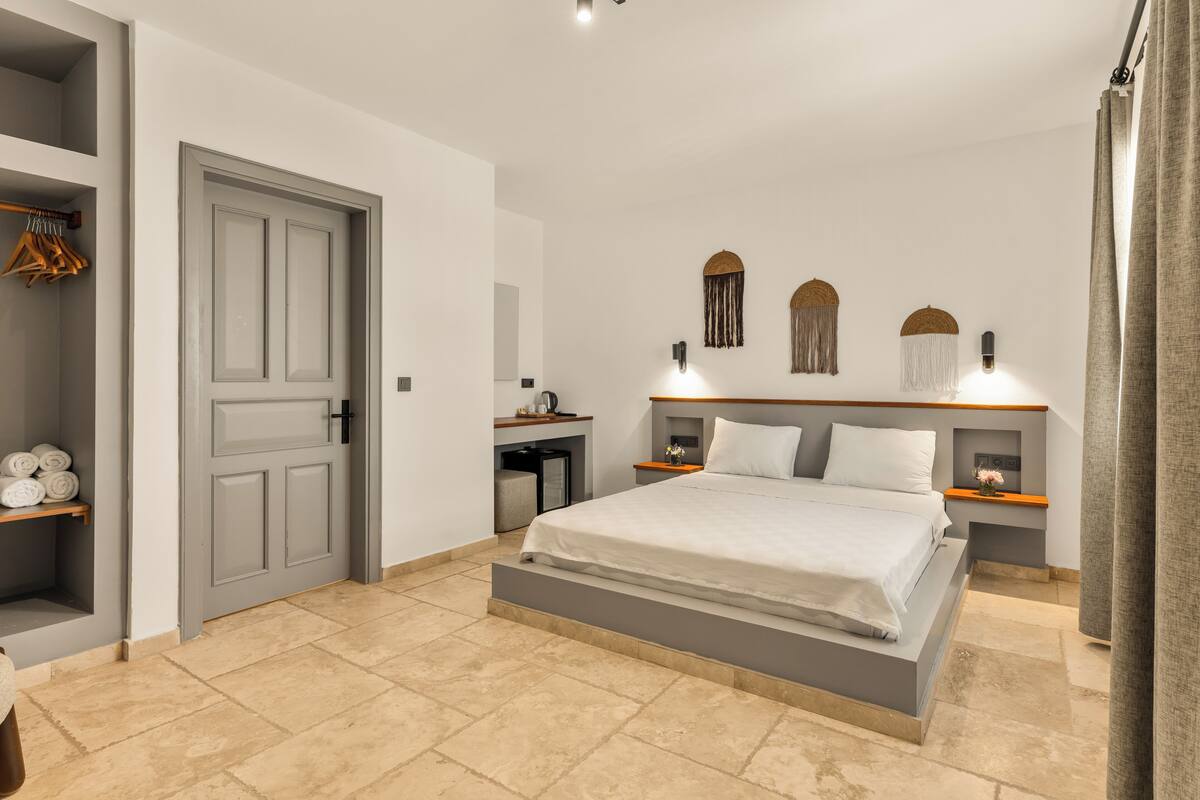 Classic Double Room | Minibar, in-room safe, desk, laptop workspace