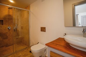 Habitació doble o amb dos llits individuals estàndard | Bany | Dutxa, articles de tocador gratuïts, assecador de cabells i sabatilles 