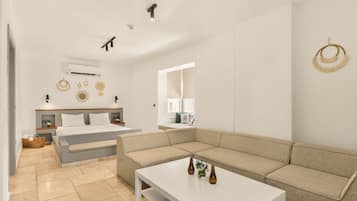 Junior Süit, Balkon, Havuz Manzaralı | Minibar, odada kasa, masa, dizüstü bilgisayar çalışma alanı
