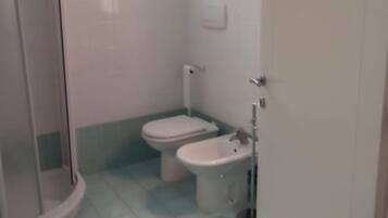 Doccia, asciugacapelli, bidet, asciugamani