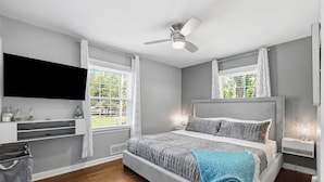 3 bedrooms, iron/ironing board, free WiFi, bed sheets - Waldo Blue Haven KC Home With Pergola Deck (Kansas City)