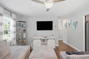 Living area - Waldo Blue Haven KC Home With Pergola Deck and Fenced Yard (Kansas City)