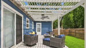 Outdoor dining - Waldo Blue Haven KC Home With Pergola Deck (Kansas City)