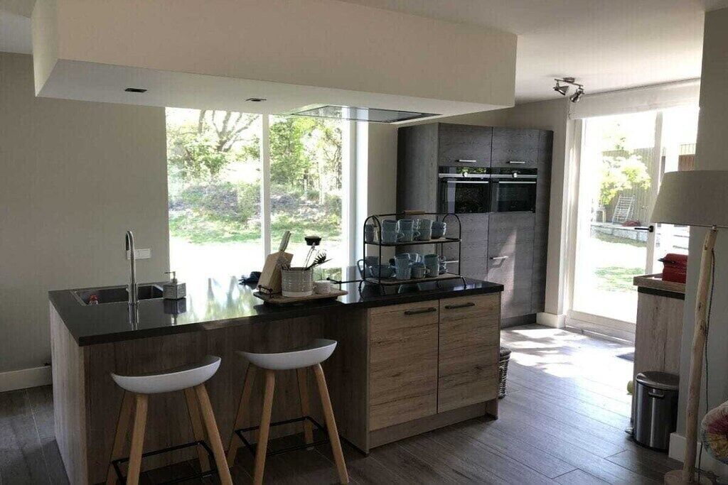 Cafetera y tetera, refrigerador, microondas y horno 