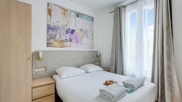 Desk, iron/ironing board, Internet, bed sheets