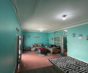 Una sala de estar con un sofá, una mesita de centro y una alfombra estampada.