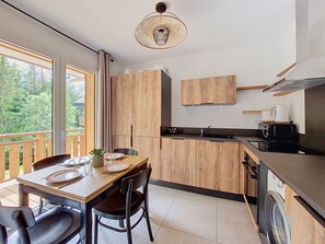 Wasserkocher mit Kaffee-/Teezubehör, Kühlschrank, Mikrowelle, Ofen