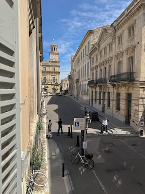 A street view with buildings, a bicycle, and a sign indicating a pedestrian zone. - Charming, renovated apartment in the heart of Arles (Arles)