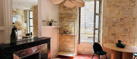 1 habitación, wifi y ropa de cama