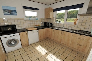 Wasserkocher mit Kaffee-/Teezubehör, Kühlschrank, Mikrowelle, Ofen