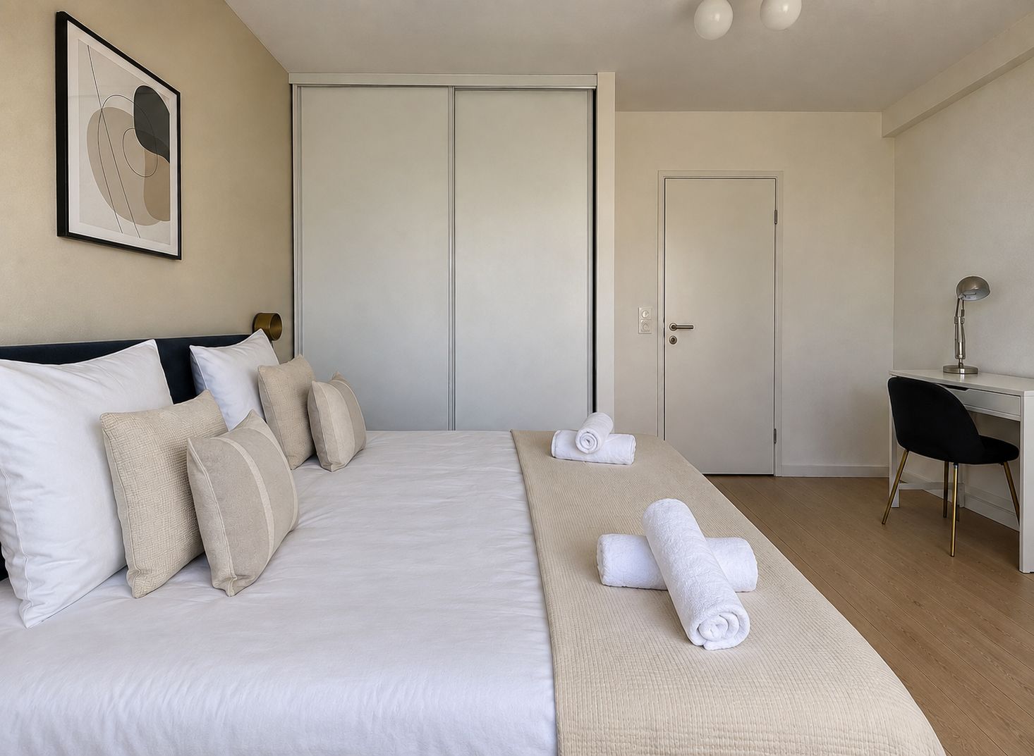 Una habitación de hotel con una cama, un escritorio y una silla.