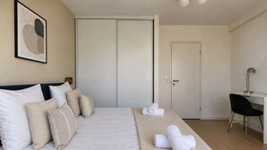 A hotel room with a bed, a desk, a chair, and a door. - Magnifique 2 pieces a Issy lesMoulineaux (Vanves)