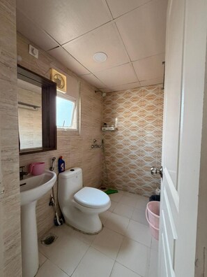 Apartment | Bathroom | Shower, free toiletries, soap - The Nest Noida (Noida)