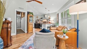 Un vaste espace de vie comprenant un canapé, un fauteuil et une table à manger.