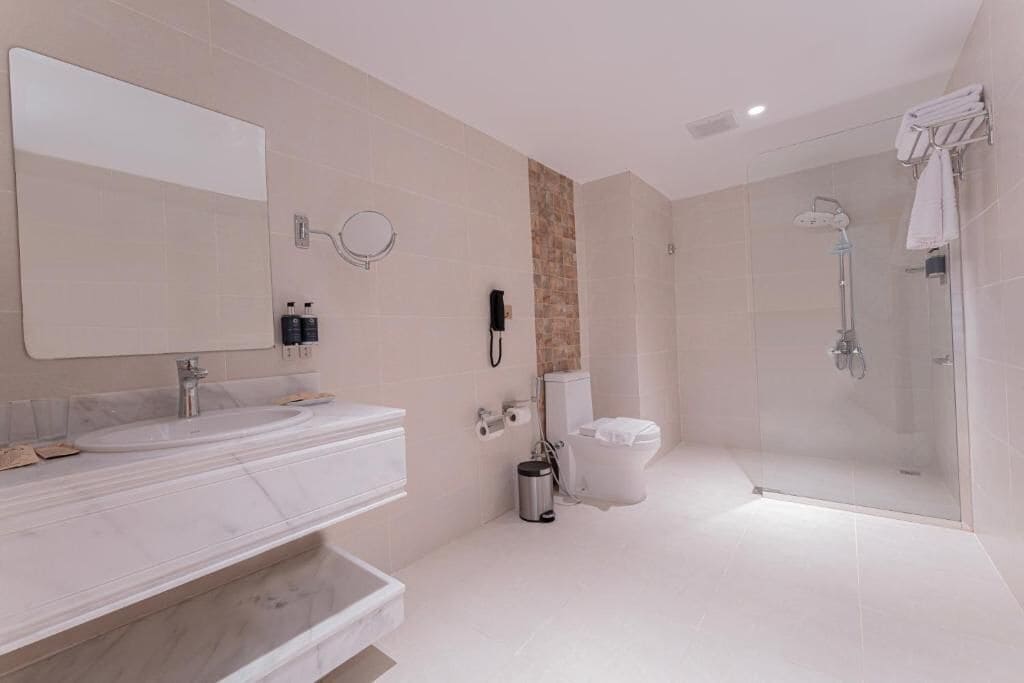 Premium Twin Room, Sea View | Bathroom | Separate bathtub and shower, hair dryer, slippers, towels