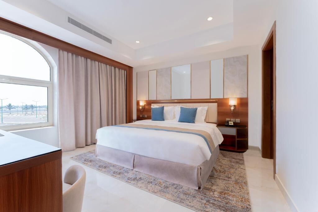 Grand suite, uitzicht op de stad | Een kluis op de kamer, een strijkplank/strijkijzer, gratis wifi