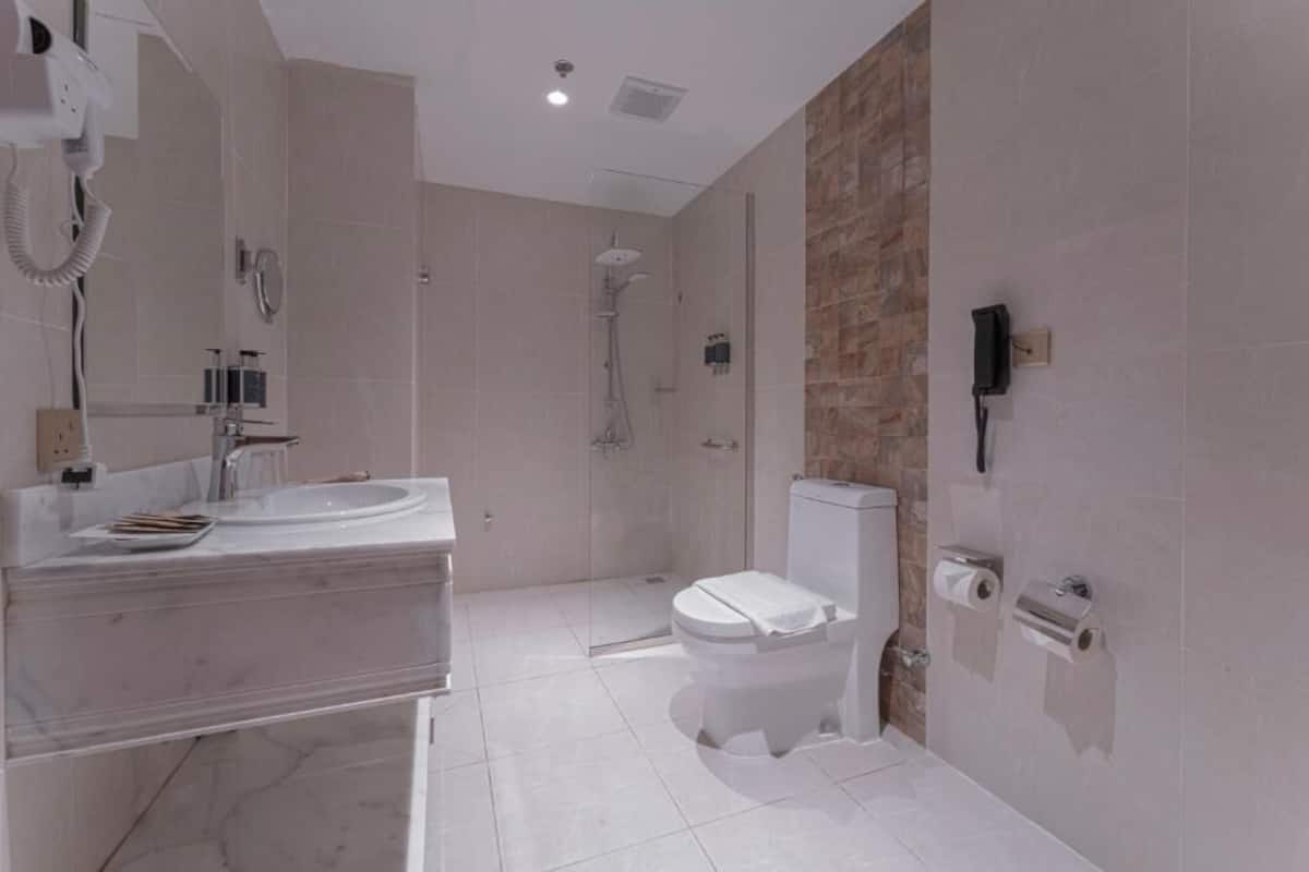 Executive Suite, City View | Bathroom | Separate tub and shower, hair dryer, slippers, towels