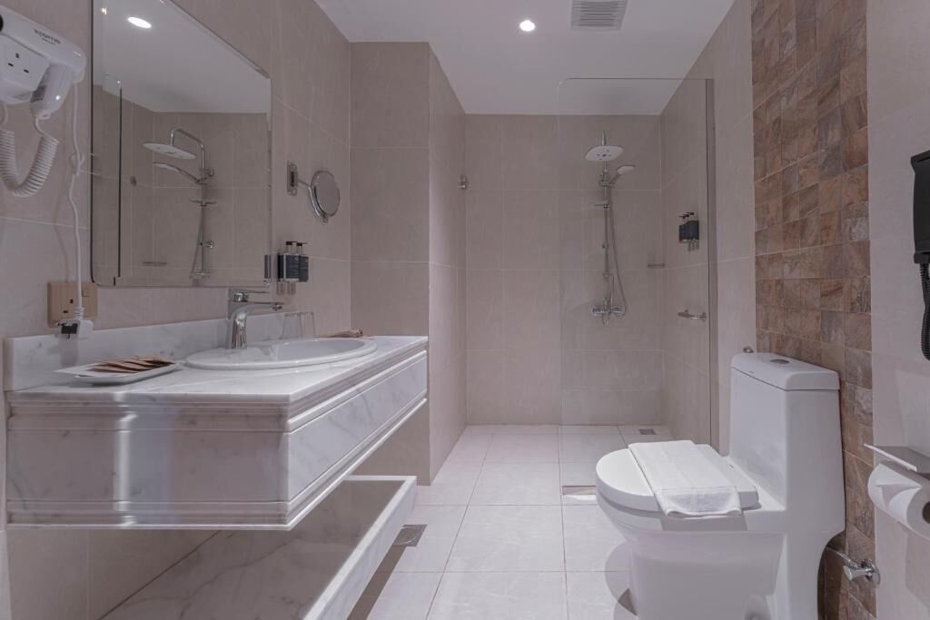 Grand Suite, City View | Bathroom | Separate bathtub and shower, hair dryer, slippers, towels