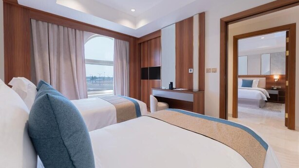 Grand suite, uitzicht op stad | Een kluis op de kamer, een strijkplank/strijkijzer, gratis wifi