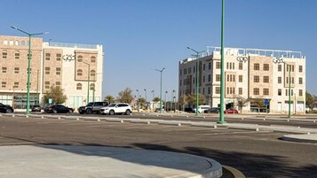 Un edificio de varios pisos con un estilo arquitectónico moderno, que presenta un techo plano y ventanas rectangulares.