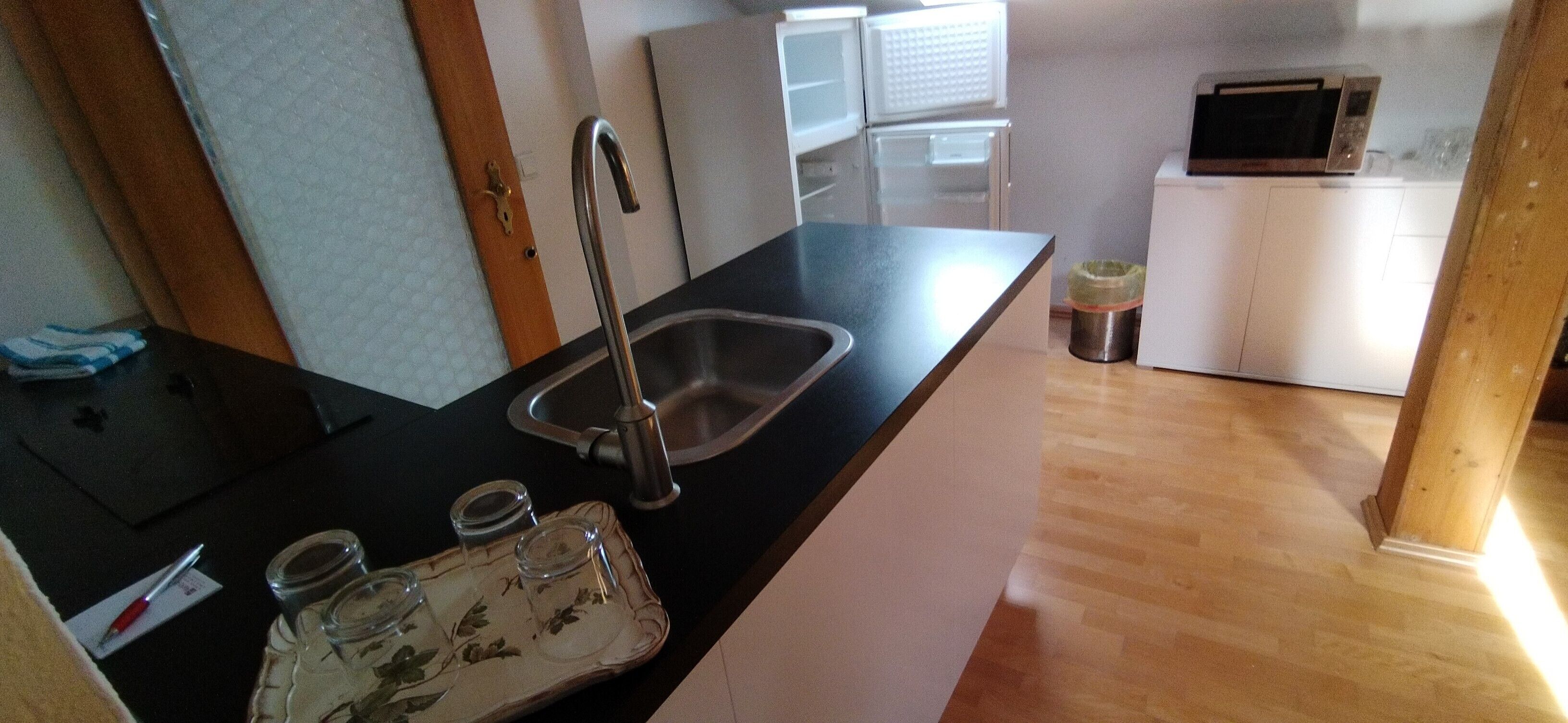 Kühlschrank, Ofen, Herdplatte, Wasserkocher mit Kaffee-/Teezubehör