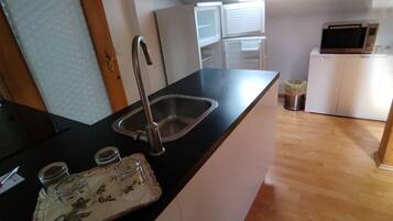 Kühlschrank, Ofen, Herdplatte, Wasserkocher mit Kaffee-/Teezubehör