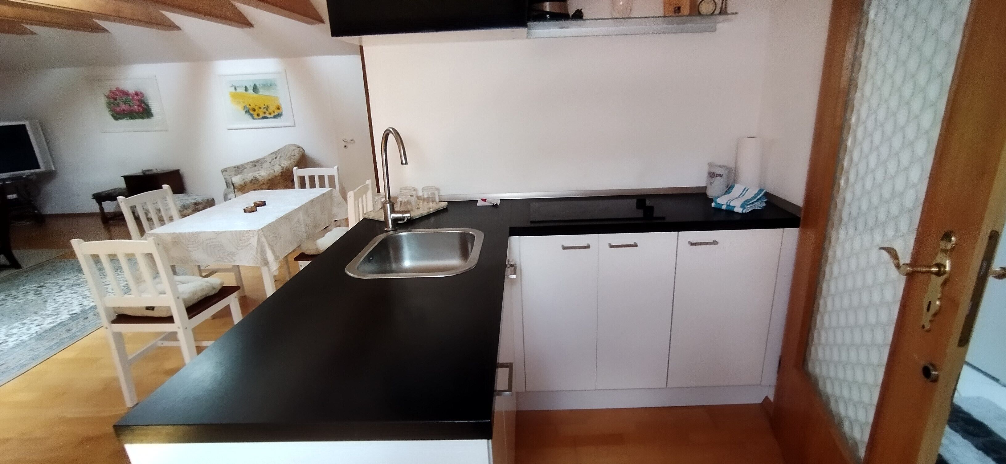Frigorífico, horno, placa de cocina y cafetera o tetera