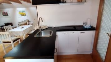 Frigorífico, horno, placa de cocina y cafetera o tetera
