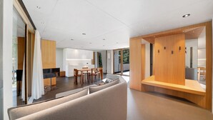 Un intérieur moderne avec un canapé, une table à manger et des éléments décoratifs en bois.