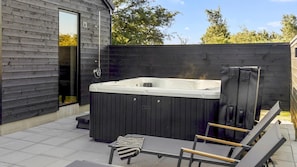 A hot tub with a wooden exterior, a bench, and a covered area. - VillaVilla 948 - Marielyst, Lolland/Falster/møn (Idestrup)