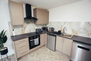 Eine moderne Küche mit Mikrowelle, Toaster, Spüle und Geschirrspüler.
