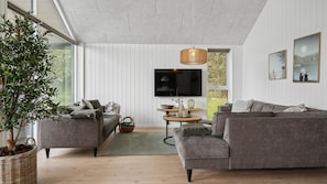 Fernseher, Tischfußball, Tischtennisplatte