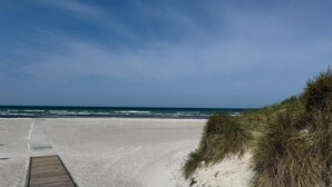 A sandy beach with a wooden boardwalk leading to the water, and dunes on the right. - VillaVilla 961 - Marielyst, Lolland/Falster/møn (Idestrup)