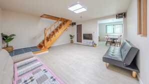 Perushuone, 1 makuuhuone (Private Premium Group Room) | 1 makuuhuone, ilmainen Wi-Fi