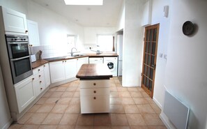 Private kitchen - Rustic cottage with sea views (Southwick)