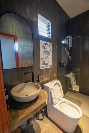 Dusche, Haartrockner, Bidet, Handtücher