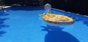 A swimming pool with a pineapple float and a colorful ball. - Bed and Breakfast 'Bulle Des Châteaux' with Shared Terrace, Shared Garden and Wi-Fi (Chitenay)