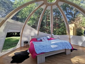 A tented room with a bed, a small stool, and a black furry rug. - Bed and Breakfast 'Bulle Des Châteaux' with Shared Terrace, Shared Garden and Wi-Fi (Chitenay)
