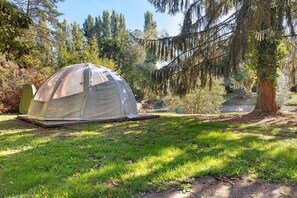 A dome-shaped tent set up in a grassy area with trees in the background. - Guest Room “Bulle des Châteaux” with Wi-Fi and Pool (Chitenay)