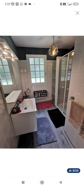 Bathroom - Bed and Breakfast 'Bulle Des Châteaux' with Shared Terrace, Shared Garden and Wi-Fi (Chitenay)
