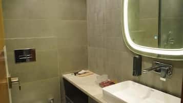 Pengering rambut, sandal, handuk, dan sabun