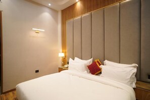 Kamar Double Deluks, pemandangan kebun | Brankas, meja kerja, Wi-Fi gratis, dan dapat diakses tamu berkursi roda