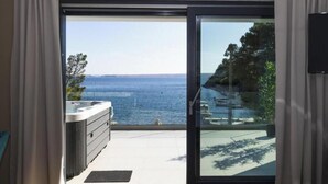 A balcony with a view of the sea and a hot tub. - Villa Lucija Velebit (Barić Draga)
