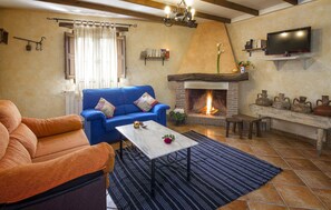 TV, fireplace - Beautiful home in Laroya with outdoor swimming pool (Laroya)