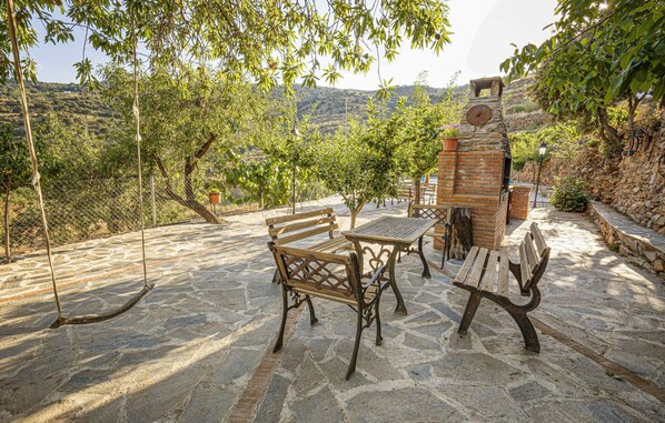 Outdoor dining - Beautiful home in Laroya with outdoor swimming pool (Laroya)