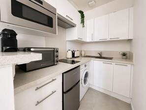 Studio | Bếp riêng | Tủ lạnh, lò vi sóng, bếp nấu, dụng cụ nấu nướng/bát dĩa/dao nĩa 