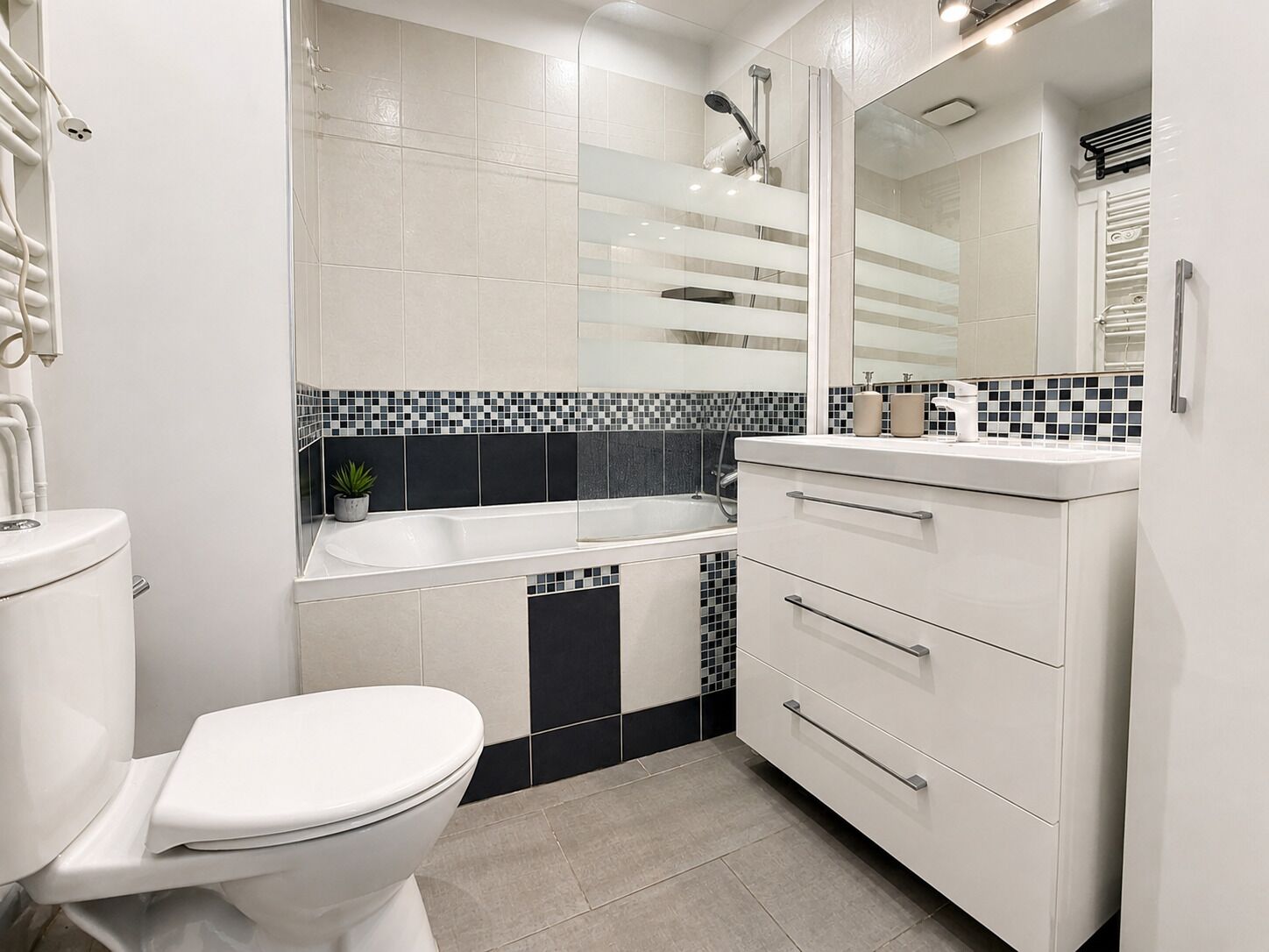 Studio | Badezimmer | Kostenlose Toilettenartikel, Haartrockner, Handtücher, Seife
